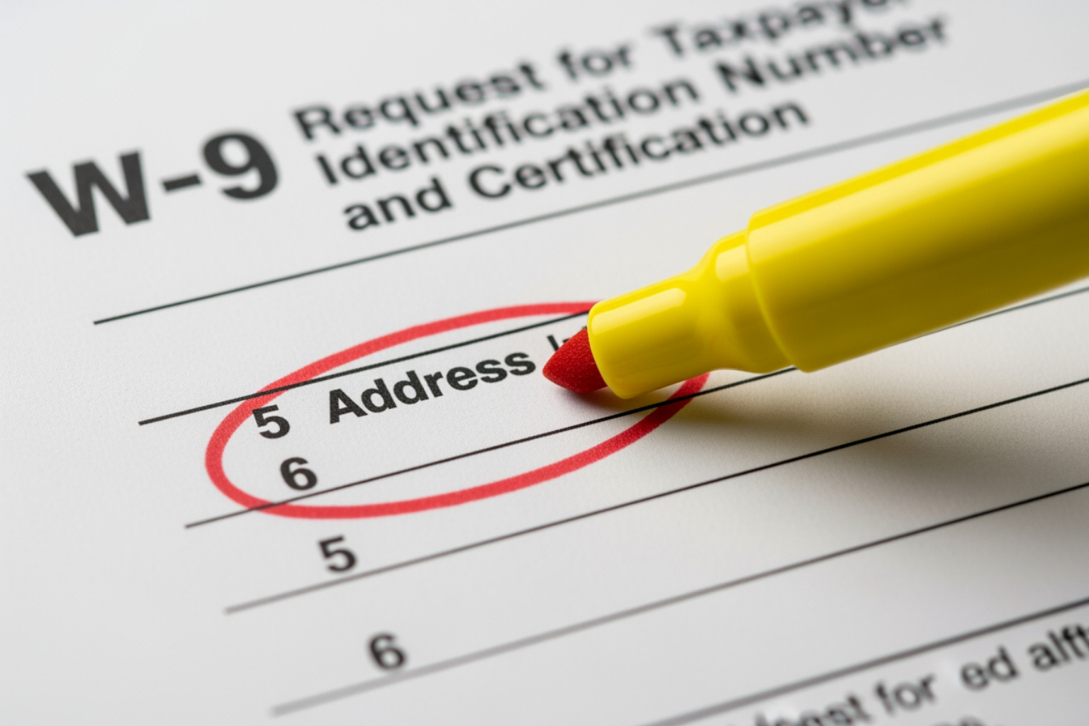 Formulario W-9 con las líneas de dirección 5 y 6 resaltadas - Cambio de dirección W9