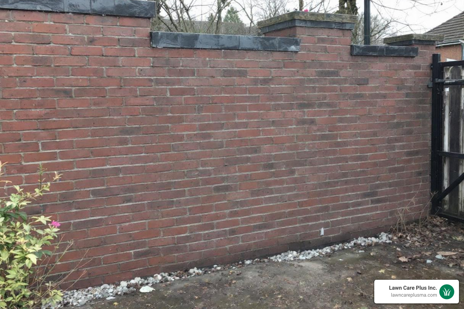 Cross-section diagram showing a retaining wall with leveling pad, blocks, drainage stone, backfill, and drain pipe - Retaining wall construction