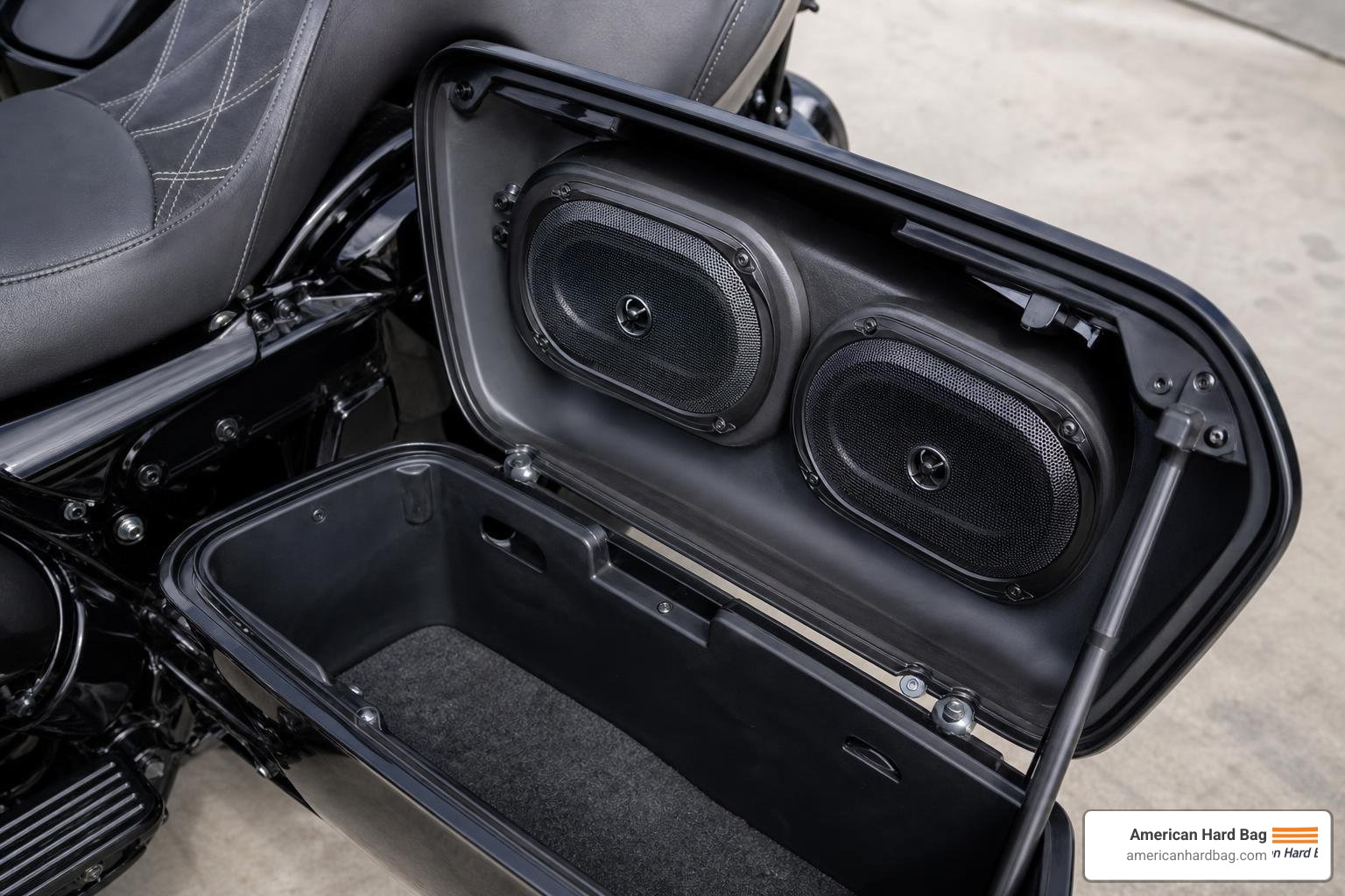 6x9 speakers mounted on saddlebag lids