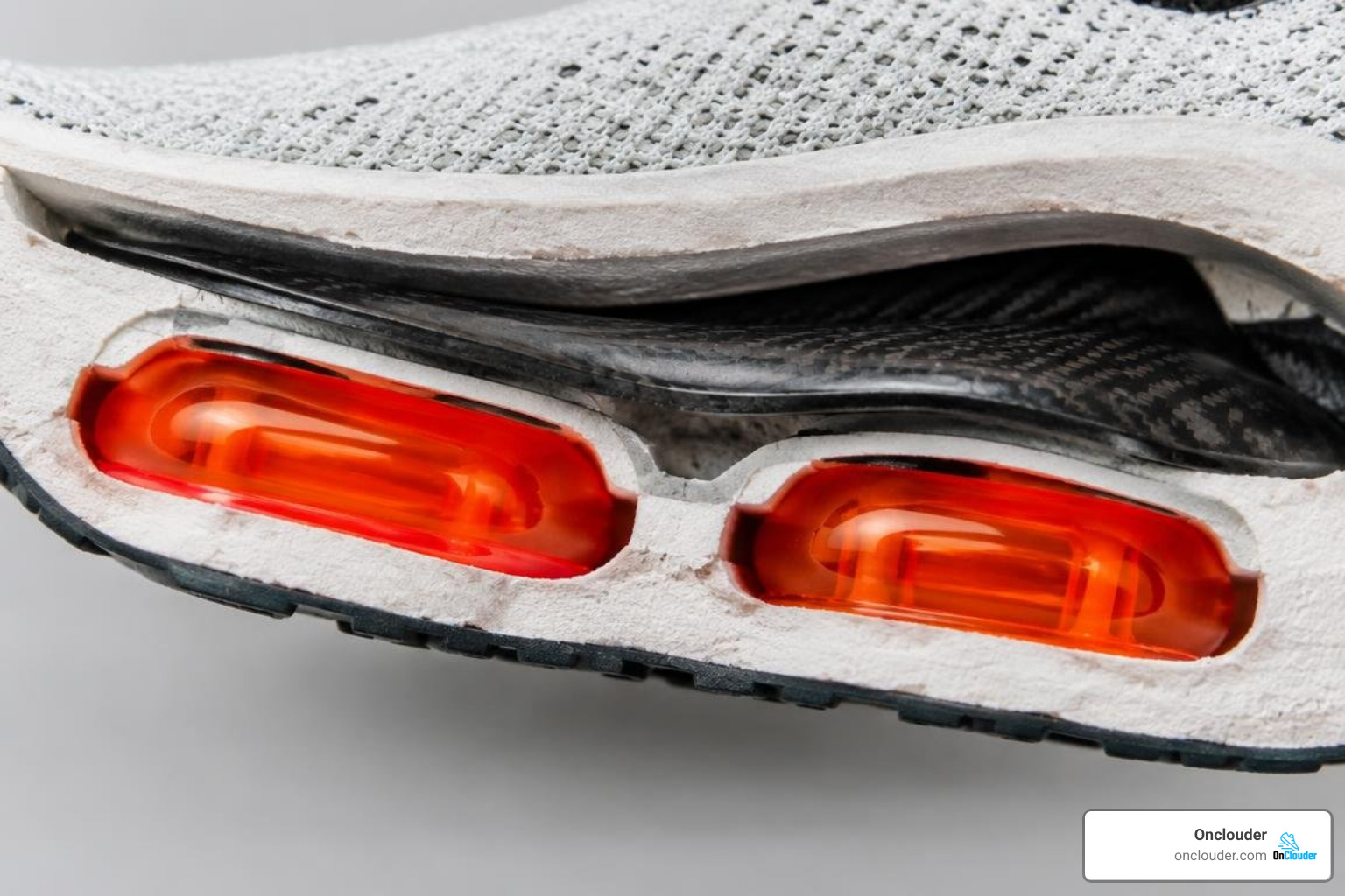 Zoom Air pods and carbon FlyPlate midsole construction